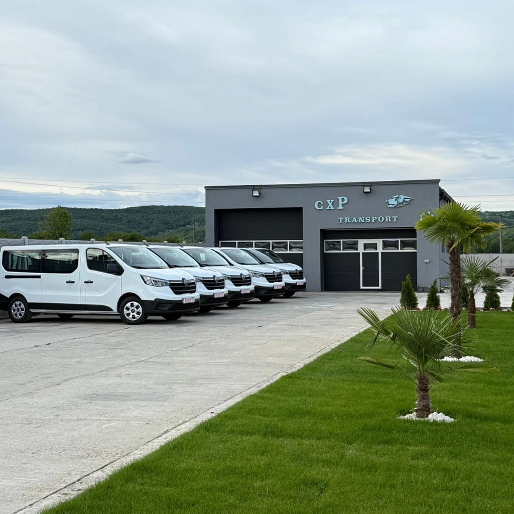 O mica parte din microbuzele de transport perosane international detinute de CXP Trans