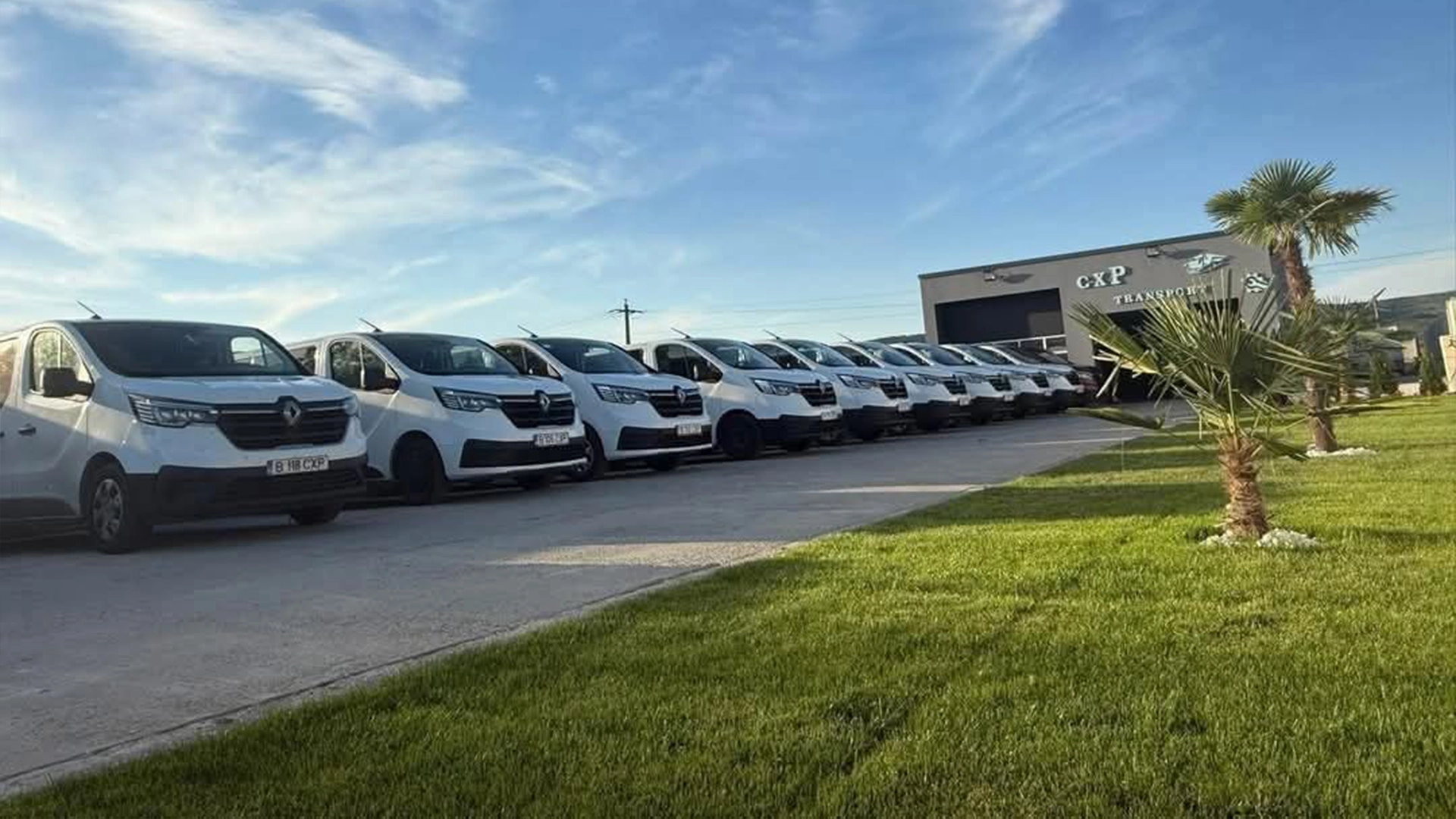 Microbuzele detinute de CXP Trans parcate unul langa altul la garajul firmei