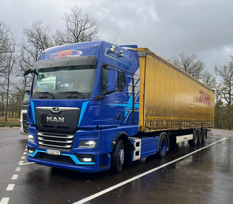 Ansamblu cap tractor MAN și semiremorca cu prelata folosite la transportul marfurilor generale oriunde in Europa