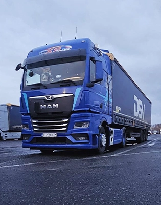 Camion MAN si semiremorca cu prelata folosite la transportul de marfuri generale international